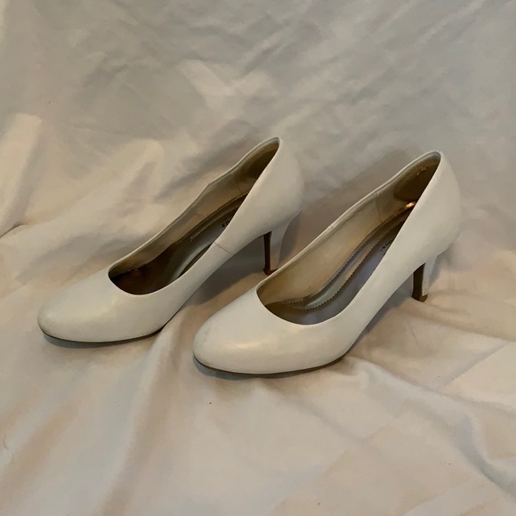 White, comfort plus heels, used, size 7
